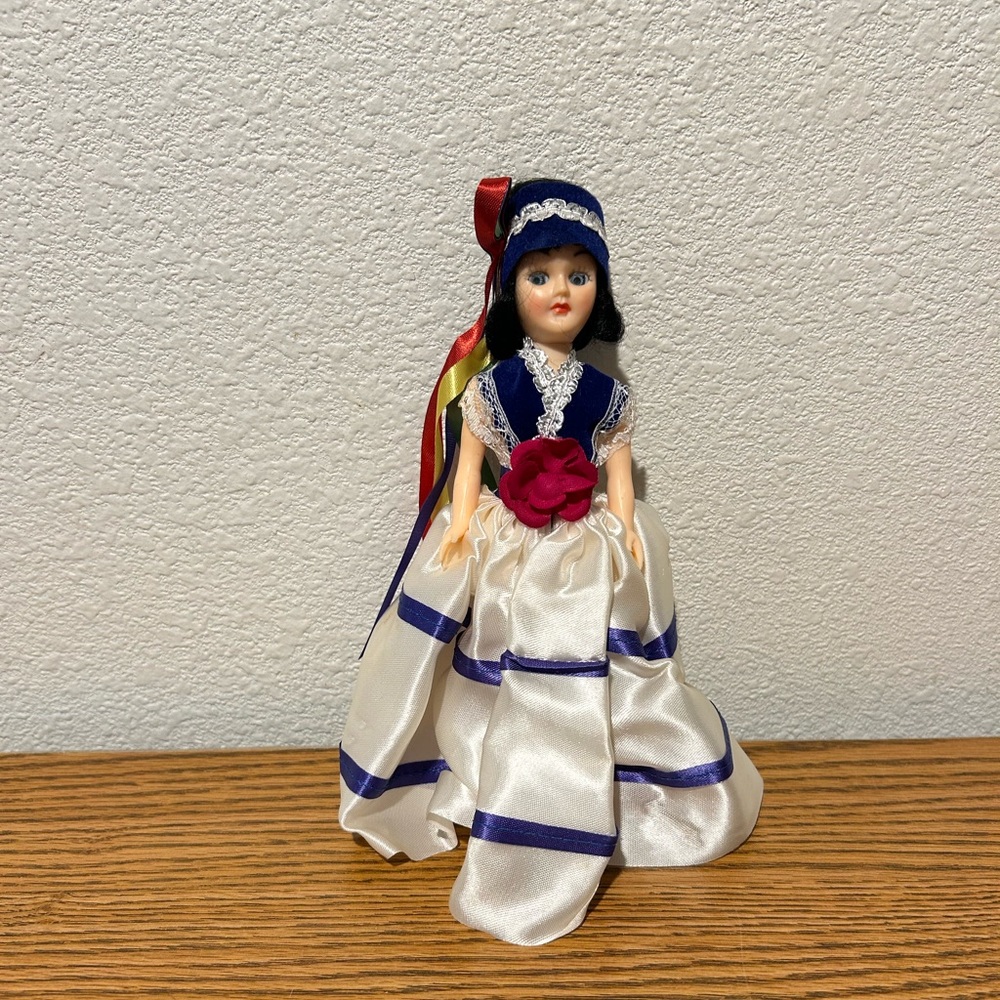 Five Vintage Arco Dolls in Colorful Dresses From Different Countries “1970” - Picture 6 of 14